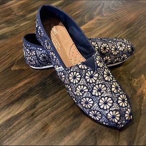 TOMS Navy & Gold lace pattern   size 9.5